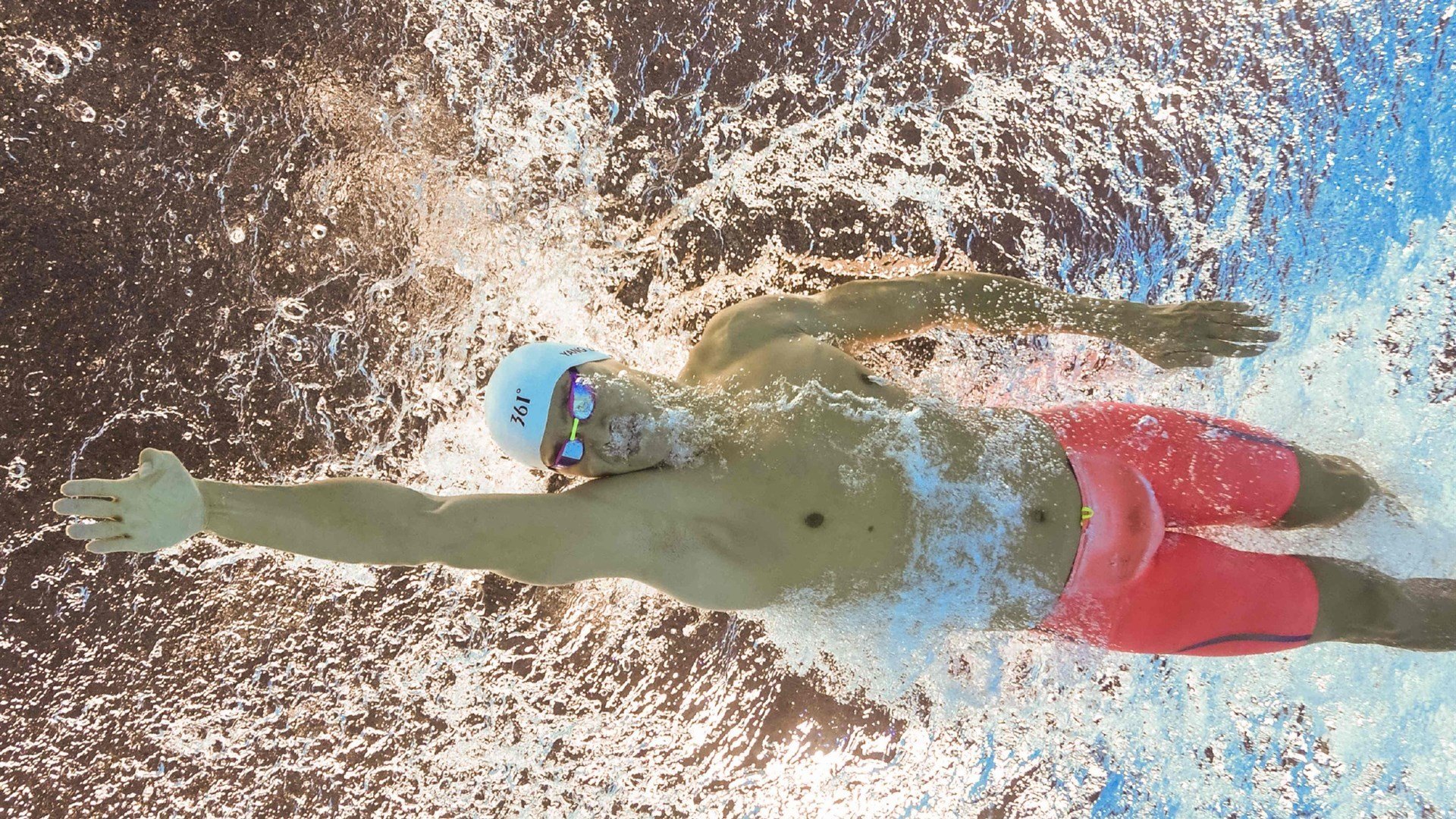 “速度与力量的完美融合，高新区全民健身馆壁球赛场上演极速反应”